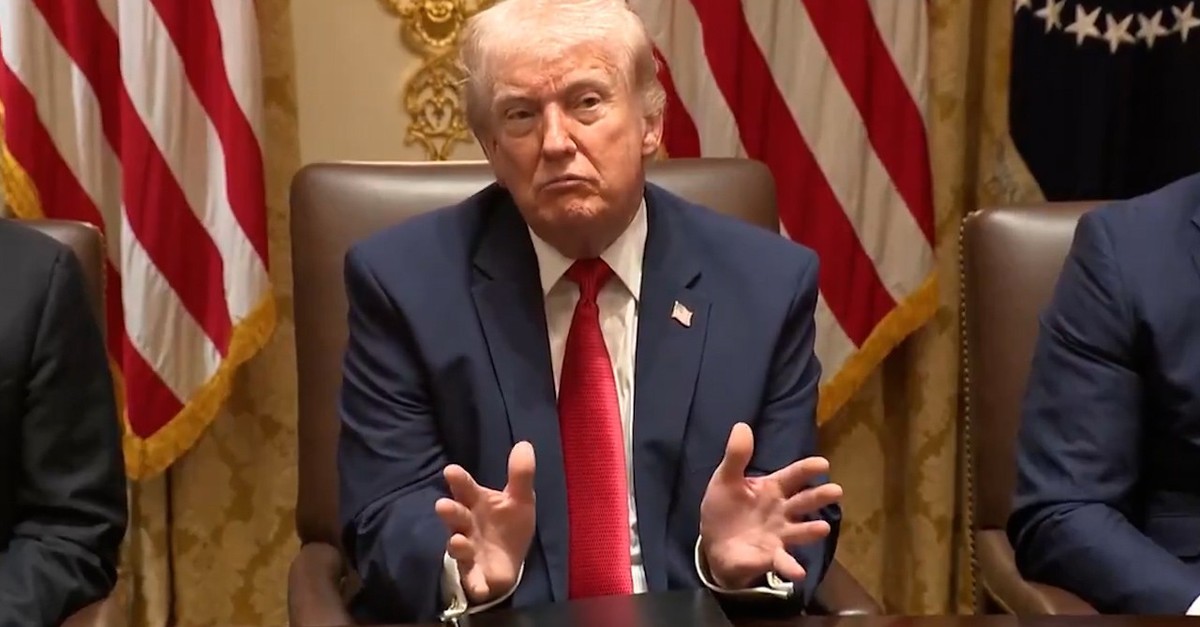 Trump schweift während Kabinettssitzung ab –spricht über Stifte und Intelligenztests