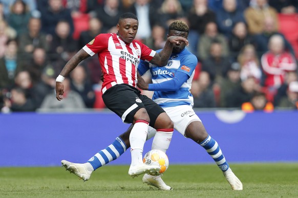 epa07505972 (L-R) Steven Bergwijn of PSV, Leeroy Owusu of De Graafschap during the Dutch Eredivisie match between PSV Eindhoven and De Graafschap Doetinchem at the Phillips stadium on April 14, 2019 i ...