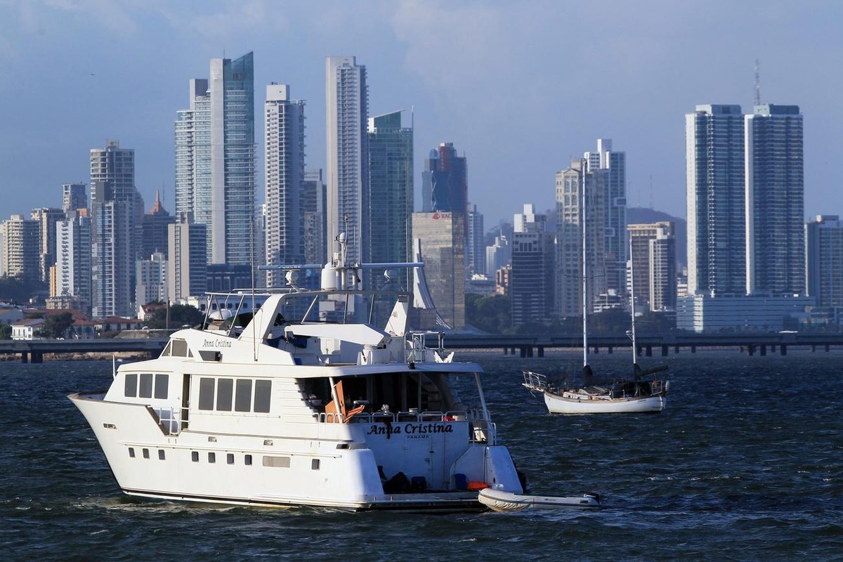 epa05247058 A general view shows boats cruising the Panama Bay, in Panama City, Panama, 06 April 2016. Panamanian President Juan Carlos Varela has announced a committee of experts to assess 'the  ...