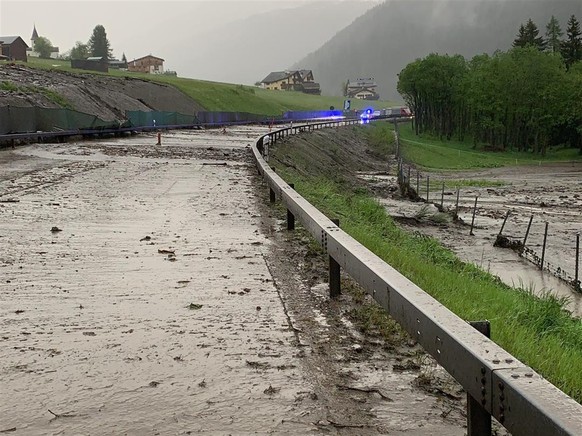 Die gesperrten A13 und H13 bei Medels.