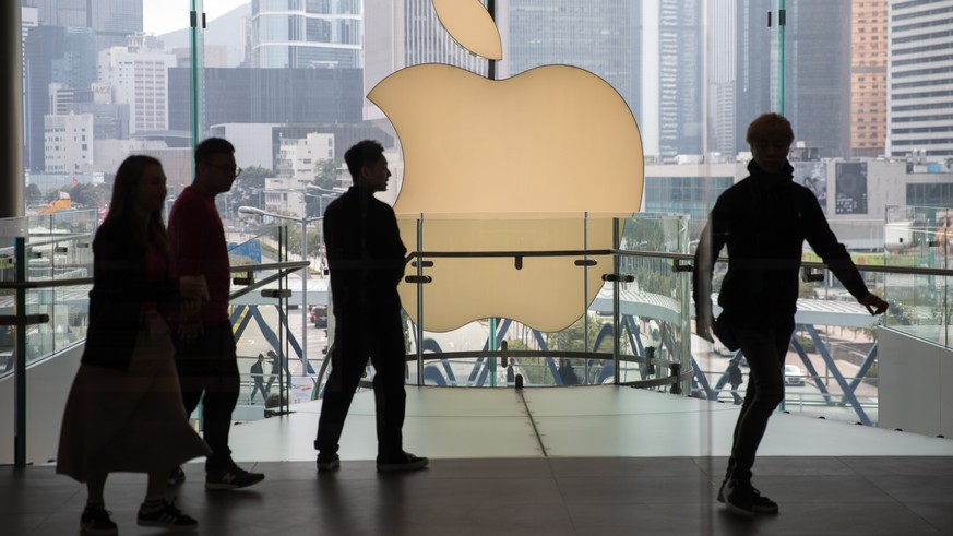epa08612925 (FILE) - Shoppers walk past the Apple Inc. logo at an Apple Store in Hong Kong, China, 04 January 2019 (reissued 19 August 2020). US technology company Apple on 19 August 2020 surpassed a  ...