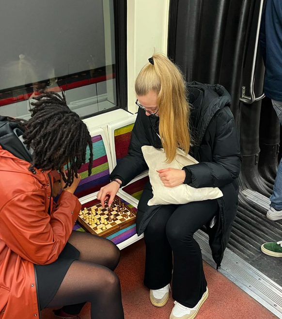 Gens dans le metro: Lustige und absurde Bilder aus dem Strassenbahn-Leben in Paris