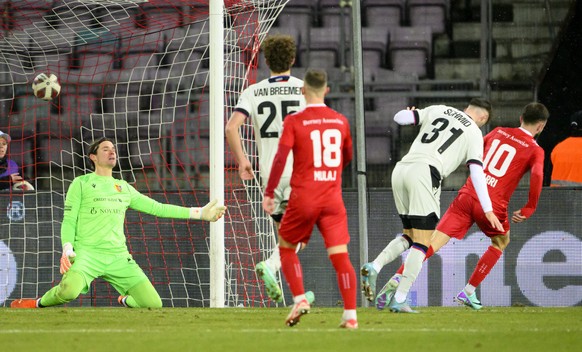 Le milieu du SLO Mergim Qarri, droite, marque le but du 1 a 1 au le gardien balois Marwin Hitz, gauche, lors de la rencontre de football de Super League entre le FC Stade Lausanne Ouchy, SLO, et le FC ...