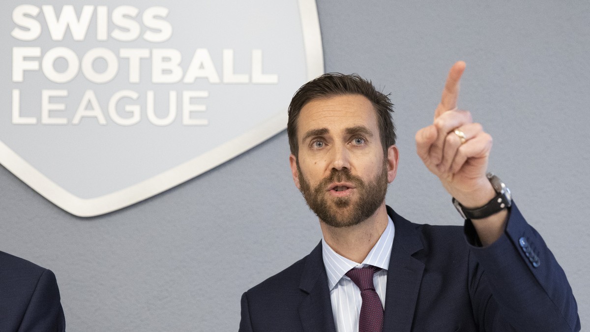 Claudius Schaefer, CEO Swiss Football League SFL, informiert waehrend einer Medienkonferenz ueber das weitere Vorgehen in den Fussball-Meisterschaften als Folge des Coronavirus, am Montag, 2. Maerz 20 ...