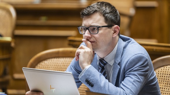 Benjamin Fischer, SVP-ZH, verfolgt ein Votum an der Sommersession der Eidgenoessischen Raete, am Dienstag, 31. Mai 2022 im Nationalrat in Bern. (KEYSTONE/Alessandro della Valle)