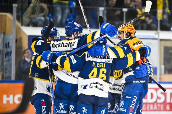 Die Davoser bejubeln den empty netter zum 5-3 beim Eishockey Spiel der National League zwischen dem HC Davos und dem EV Zug, am Dienstag, 13. Februar 2024, im Eisstadion in Davos. (KEYSTONE/Gian Ehren ...