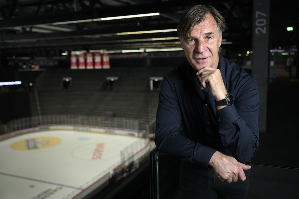 Petr Svoboda, Directeur des operations hockey du LHC pose pour le photographe apres la conference de presse d'avant-saison du club de hockey sur glace de National League Lausanne Hockey Club, LHC ...