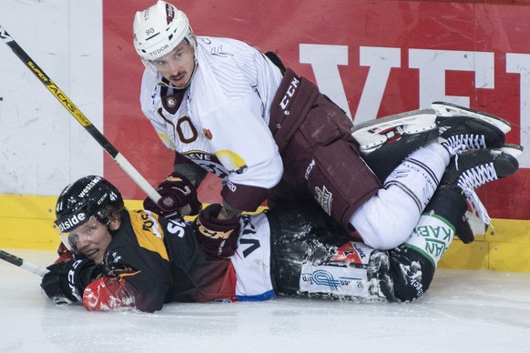 Berns Gregory Sciaroni, links, im Duell mit Servettes Noah Rod im Eishockey Meisterschaftsspiel der National League zwischen dem SC Bern und Genf-Servette HC, am Samstag, 11. Januar 2020, in der PostF ...