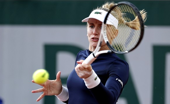 epa09984992 Jil Teichmann of Switzerland in action against Sloane Stephens of the USA during their women&#039;s fourth round match of the French Open Grand Slam tennis tournament at Roland Garros in P ...