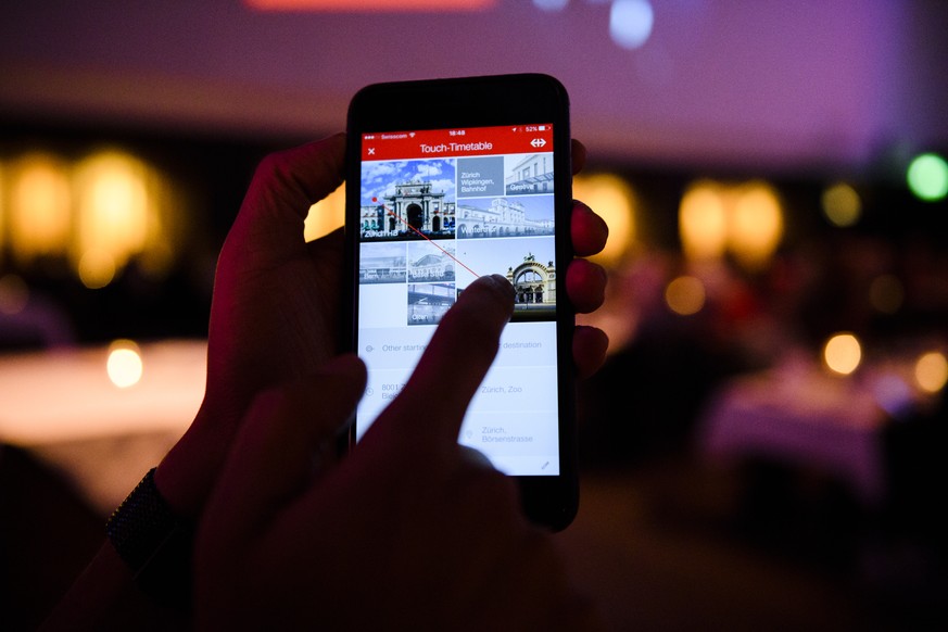 Die neue Mobile App der SBB beim Community Abend der SBB-User-Community, fotografiert am Montag, 31. Oktober 2016, in Zuerich. (KEYSTONE/Manuel Lopez)