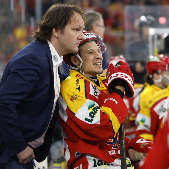 Biels Cheftrainer Martin Steinegger spricht mit seinem Spieler Damien Brunner im Eishockey Meisterschaftsspiel der National League zwischen dem EHC Biel und HC Davos, am Donnerstag, 29. Februar 2024,  ...