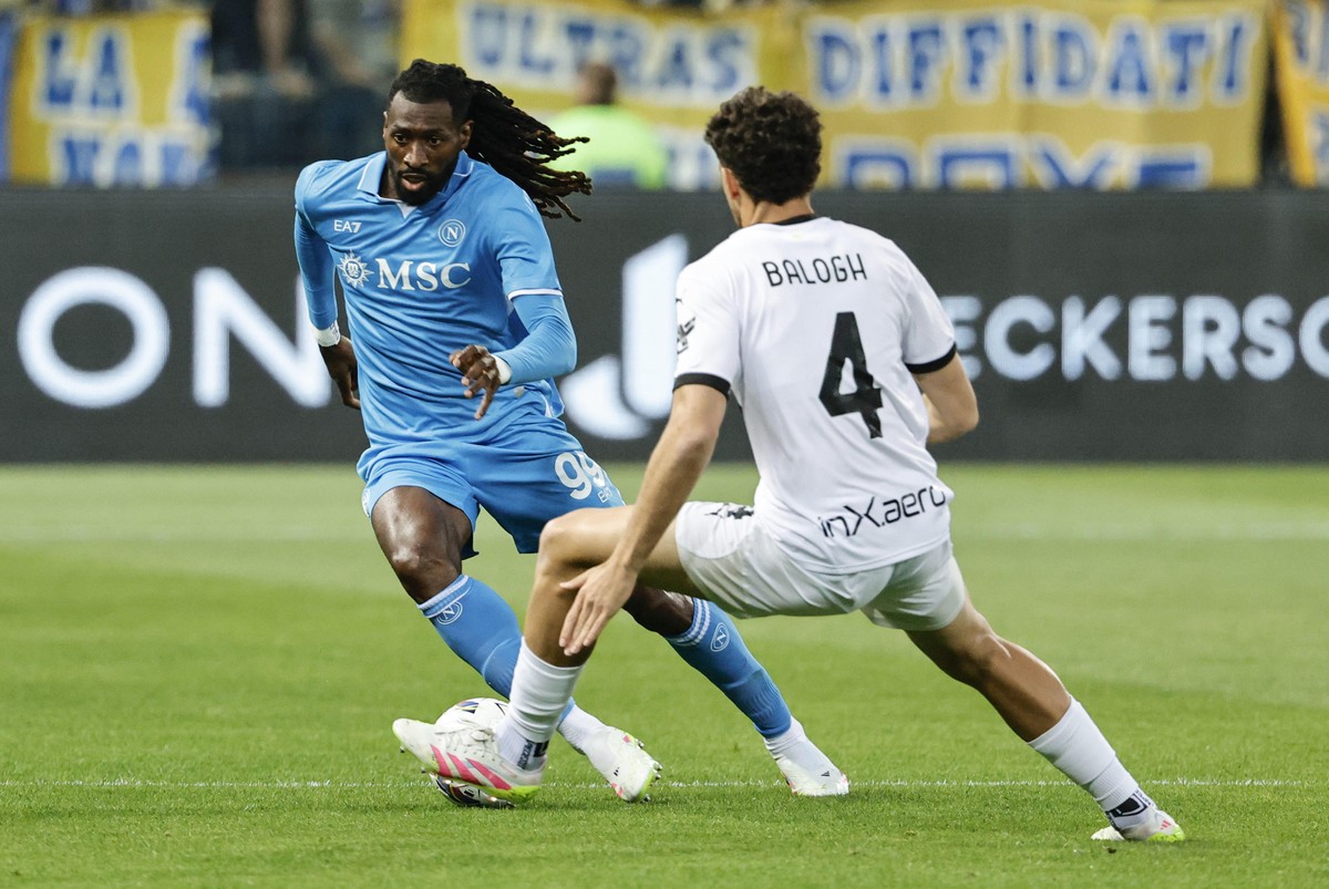 epa12114604 Parma's Botond Balogh (R) in action against Napoli's Frank Anguissa during the Italian Serie A soccer match between Parma Calcio and SSC Napoli, in Parma, Italy, 18 May 2025. EPA ...