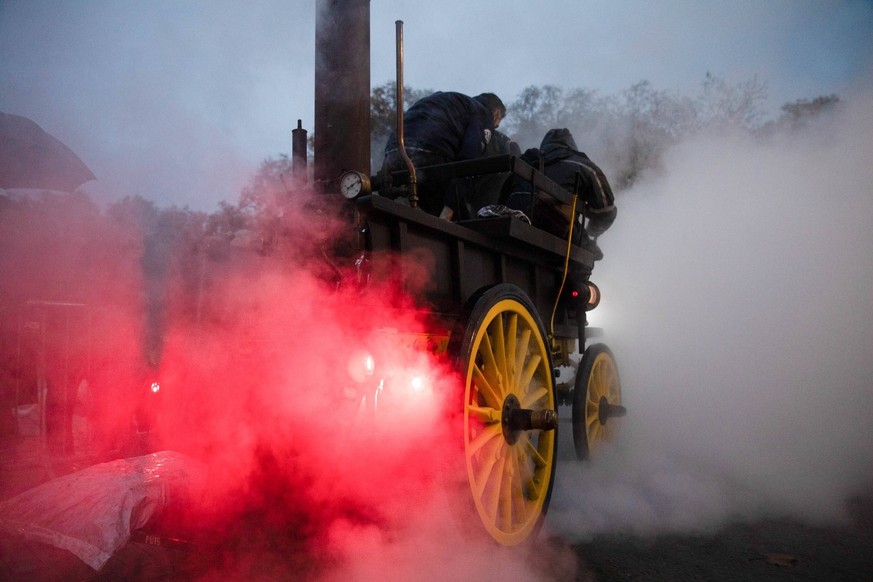 RAC London to Brighton Veteran Car Run - 02 Nov 2025 A veteran car creates steam whilst starting a veteran car run. The annual RAC London to Brighton Veteran Car Run, founded in 1896, is the world s l ...