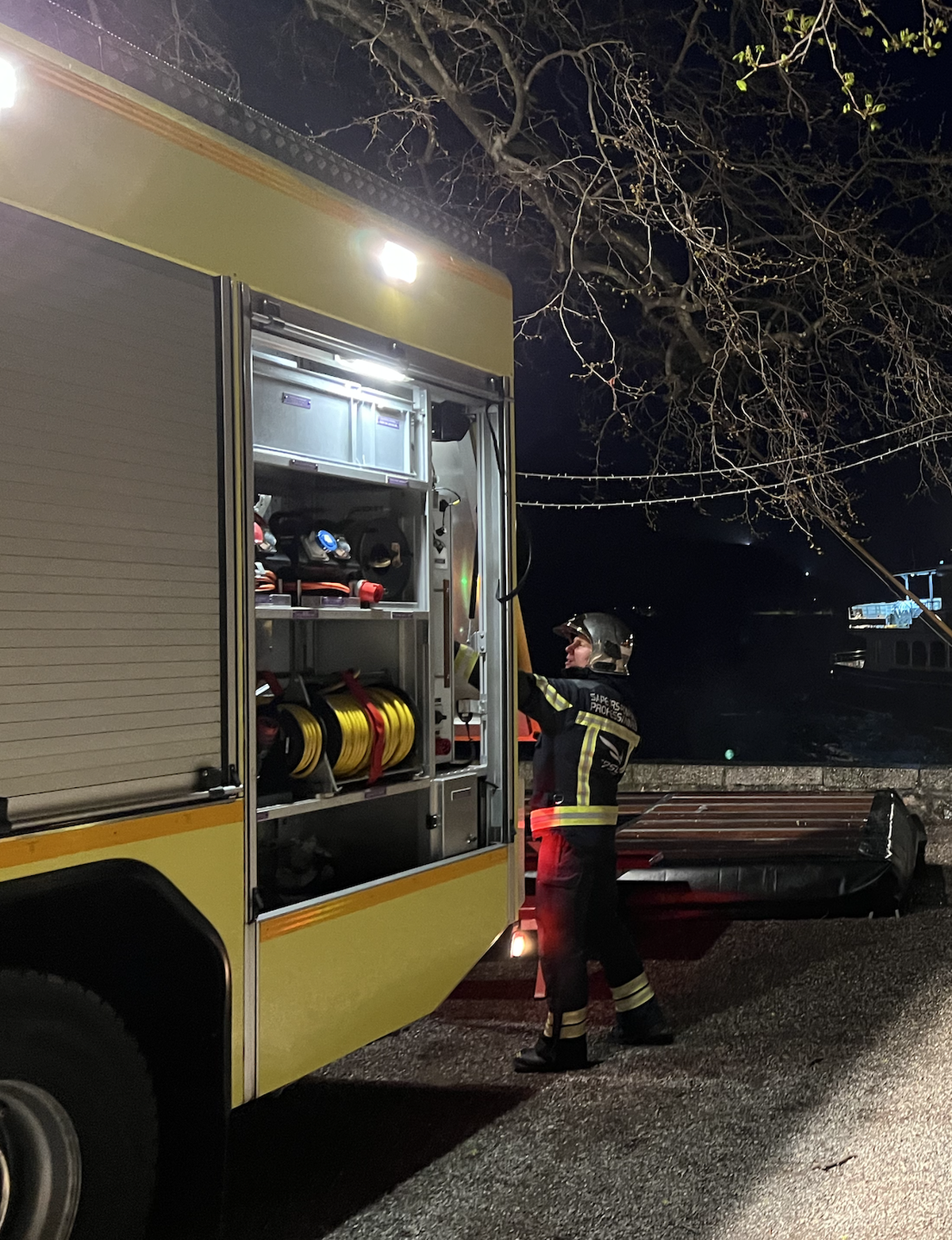Les pompiers sécurisent la zone.