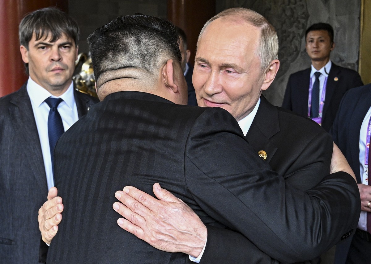 epaselect epa12347838 Russian President Vladimir Putin (R) bids farewell to North Korean leader Kim Jong Un following their meeting at the Diaoyutai State Guesthouse, on the occasion of the 80th anniv ...