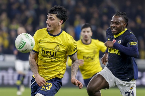 Union SG&#039;s Cameron Puertas, left, duels for the balls with Fenerbahce&#039;s Bright Osayi-Samuel during the Europa Conference League round of 16 soccer match between Union SG and Fenerbahce at th ...