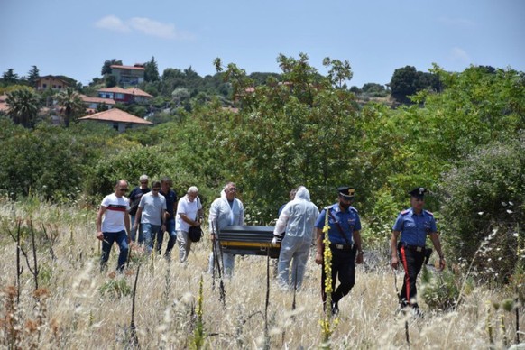 epaselect epa10012324 Police forensic team move the body of a five-year-old girl after it was found in a field near her mother&#039;s house in Mascalucia, Catania, Sicily, southern Italy, 14 June 2022 ...