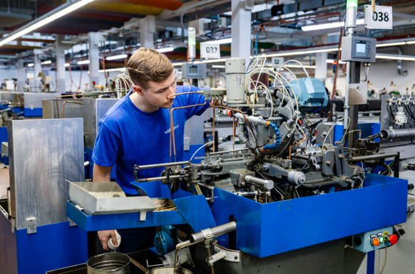 Job auf sicher? Arbeiten an einer Stangendrehmaschine im Kanton Jura.