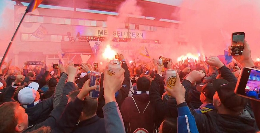 Die Luzerner Fans empfangen das Team.