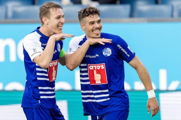 FC Luzerns Marco Burch, links, und Filip Ugrinic bejubeln das Tor zum 3:0 im Fussball Meisterschaftsspiel der Super League zwischen dem FC Luzern und dem FC Lausanne-Sport am Sonntag, 1. Mai 2022 in d ...