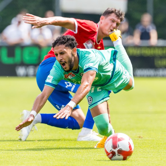 Hicham Mahou (LUG), rechts, gegen Mario Buehler (Cham) im Fussball Cupspiel zwischen dem SC Cham und dem FC Lugano am Sonntag, 17. August 2025 im Stadion Eizmoos in Cham. (KEYSTONE/Philipp Schmidli)