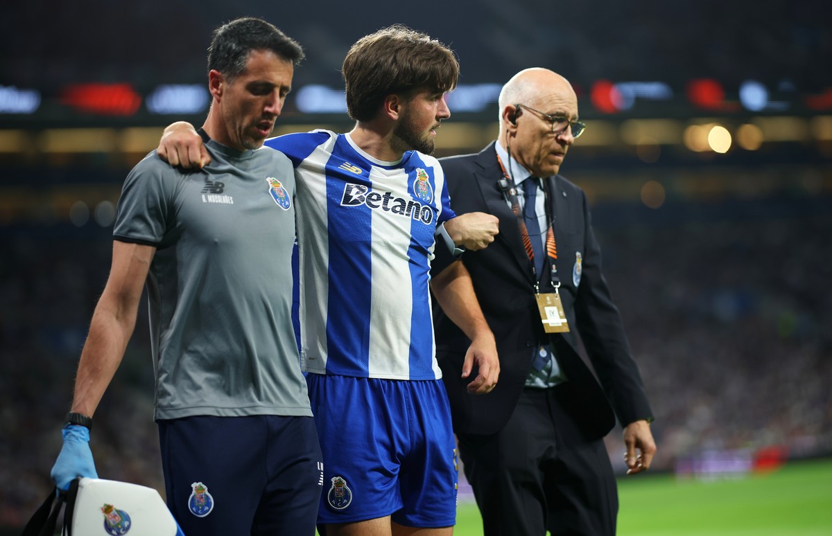 Porto's Martim Fernandes leaves the pitch after getting injured during the Europa League quarterfinals, first leg, soccer match between FC Porto and Nottingham Forest in Porto, Portugal, Thursday ...