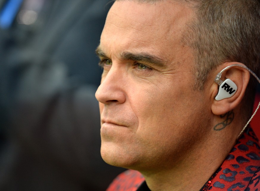 epa06808269 English singer Robbie Williams before performing during the opening ceremony prior to the FIFA World Cup 2018 group A preliminary round soccer match between Russia and Saudi Arabia in Mosc ...