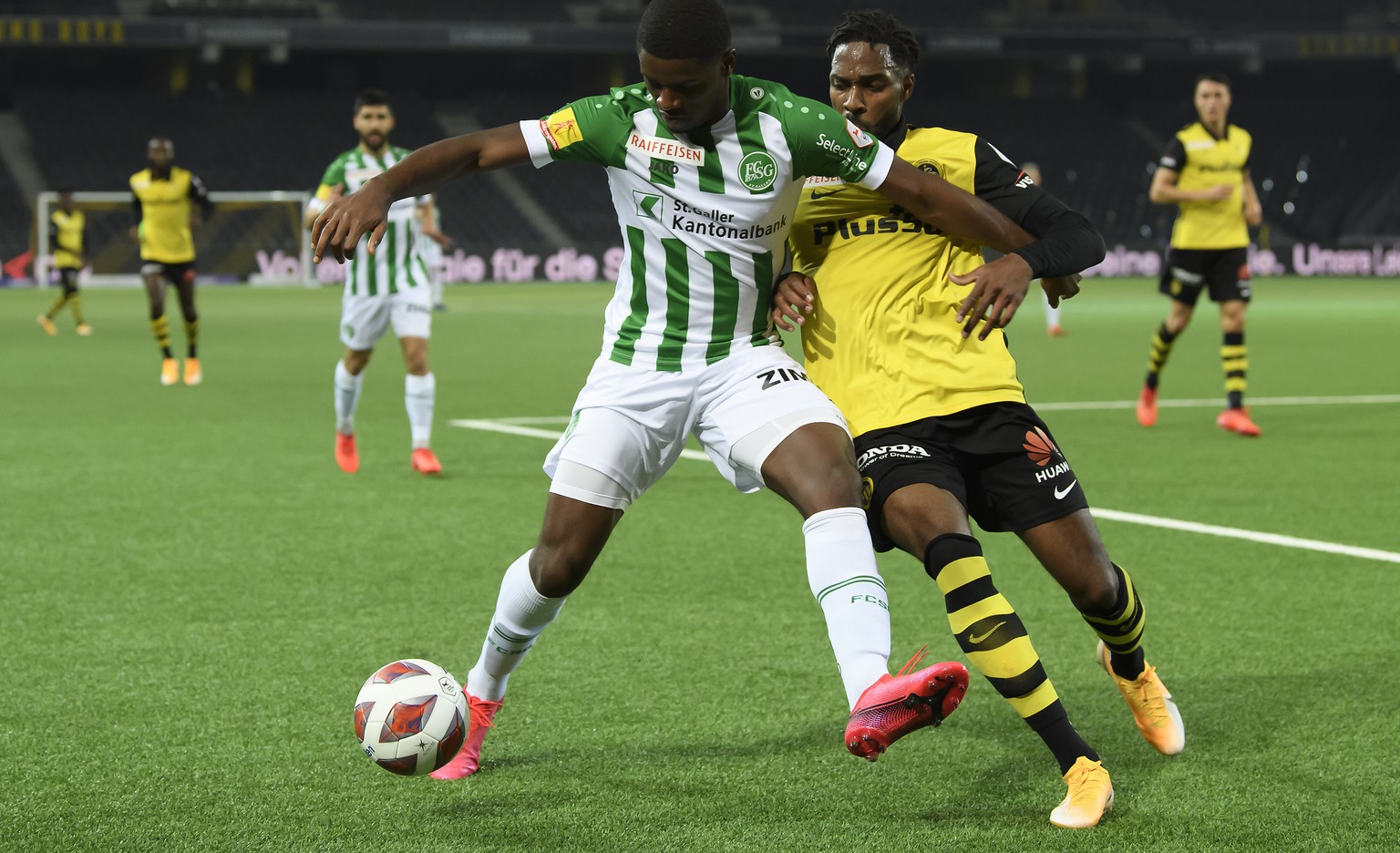 St. Gallens Kwadwo Duah, links, gegen YBs Ulisses Garcia, rechts, im Fussball Meisterschaftsspiel der Super League zwischen dem BSC Young Boys und dem FC St. Gallen, im Stadion Wankdorf in Bern, am So ...