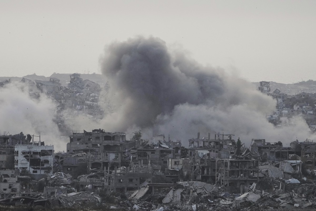 Smoke rises following an Israeli army airstrike in northern Gaza Strip, seen from southern Israel, Friday, May 16, 2025. (AP Photo/Maya Alleruzzo)
APTOPIX Israel Palestinians