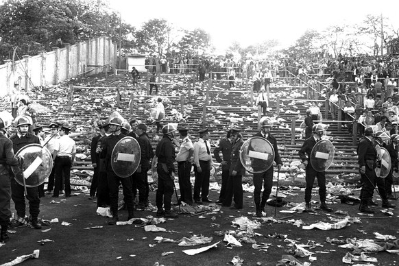 Im Heysel-Stadion in Brüssel kam es 1985 zu einem verheerenden Unglück, als Anhänger Liverpools in den neutralen Sektor stürmten und eine Panik ausbrach. Eine Wand stürzte ein und 39 Menschen kamen ums Leben, 454 wurden verletzt.<br data-editable="remove">