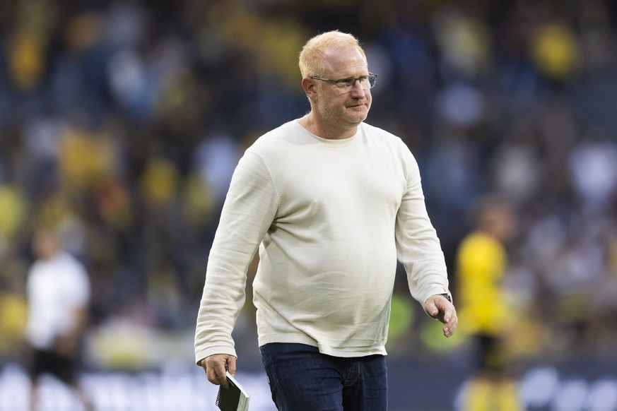 Basels Trainer Heiko Vogel verlaesst das Spielfeld nach dem Super League Spiel zwischen dem BSC Young Boys Bern und dem FC Basel, am Sonntag, 8. Oktober 2023 im Stadion Wankdorf in Bern. (KEYSTONE/Pet ...