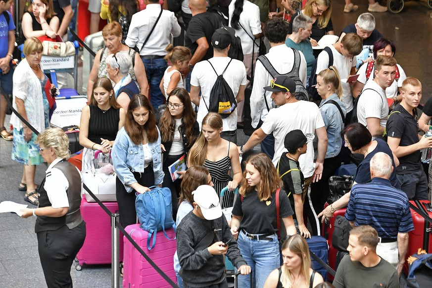 Ferienstart auf dem Flughafen Zuerich in Kloten am Samstag, 13. Juli 2019. (KEYSTONE/Walter Bieri)