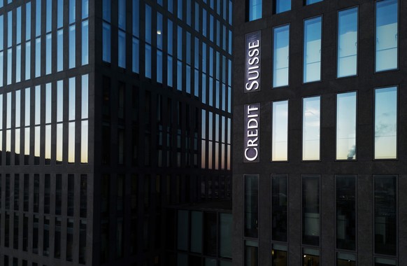 Das Logo der Schweizer Bank Credit Suisse an einem Gebaeude der Bank in Zuerich Oerlikon, aufgenommen mit einer Drohne am Mittwoch, 23. November 2022 in Zuerich. Die Aktionaere haben der Beschaffung v ...