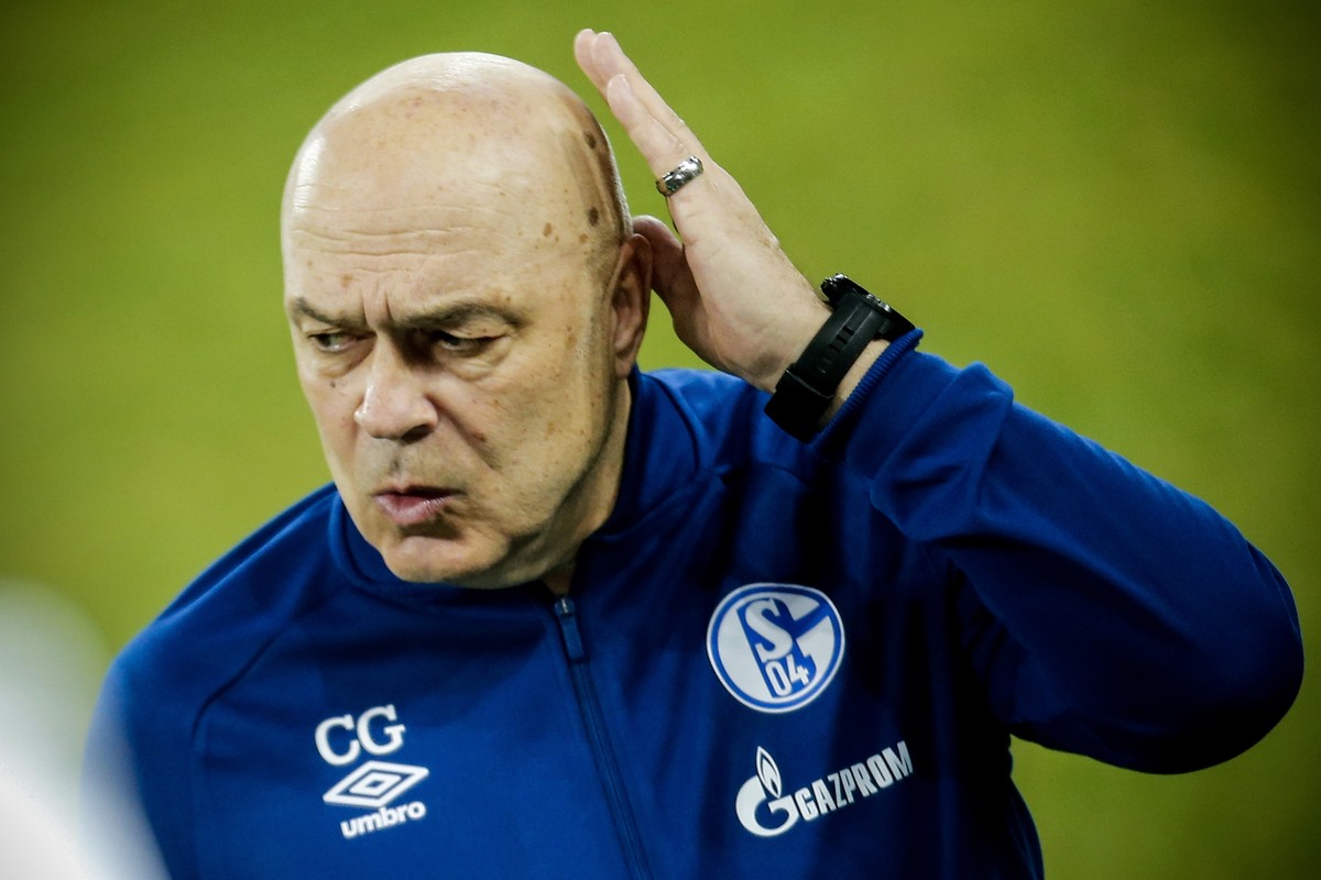 epa09026518 Schalke's head coach Christian Gross reacts prior to the German Bundesliga soccer match between FC Schalke 04 and Borussia Dortmund in Gelsenkirchen, Germany, 20 February 2021. EPA/LE ...