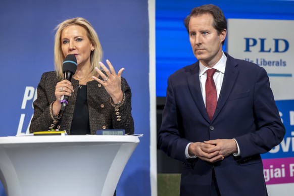 Thomas Aeschi, droite, president du groupe parlementaire de l'UDC, et la conseillere nationale Celine Amaudruz, gauche, vice-presidente de l'UDC, s'expriment, lors de l'assemblee d ...