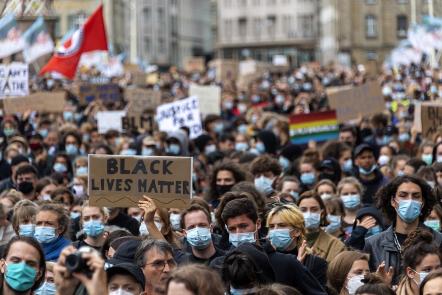 Mehrere tausend Personen nehmen an einer Demonstration zu Black Lives Matter teil in Basel, am Samstag, 6. Juni 2020. (KEYSTONE/Georgios Kefalas)