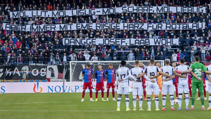 Die Fans in der Muttenzer Kurve mit einer Aktion fuer den verstorbenen Josef Zindel, den ehemaligen Medien- und Kommunikations-Verantwortlichen des FCB, vor dem Fussball Meisterschaftsspiel der Super  ...