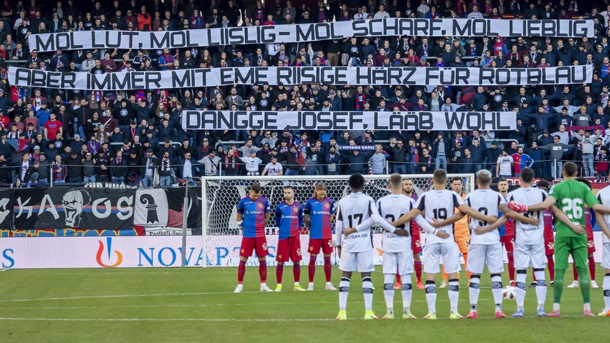 Die Fans in der Muttenzer Kurve mit einer Aktion fuer den verstorbenen Josef Zindel, den ehemaligen Medien- und Kommunikations-Verantwortlichen des FCB, vor dem Fussball Meisterschaftsspiel der Super  ...