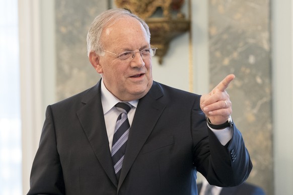 Bundesrat Johann Schneider-Ammann spricht mit Vertreterinnen und Vertreter der Wirtschaft und Landwirtschaft wahrend eines Mercosur-Agrar-Gipfels ueber die aktuellen Handelsvertraege mit den suedameri ...