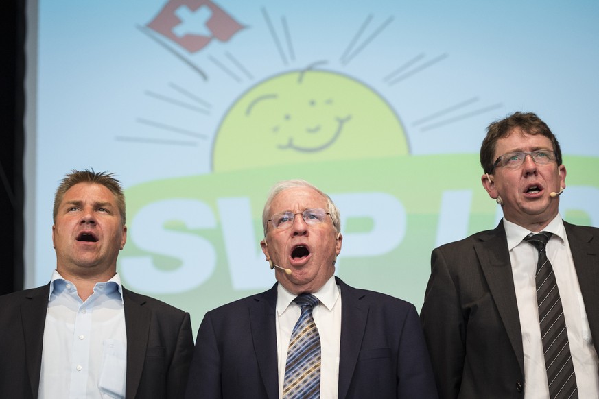 Parteipraesident Toni Brunner, Vizepraesident Christoph Blocher, und Wahlkampfleiter Albert Roesti, von rechts, singen die Nationalhymne, an der Delegiertenversammlung und dem Wahlauftakt der SVP Schw ...