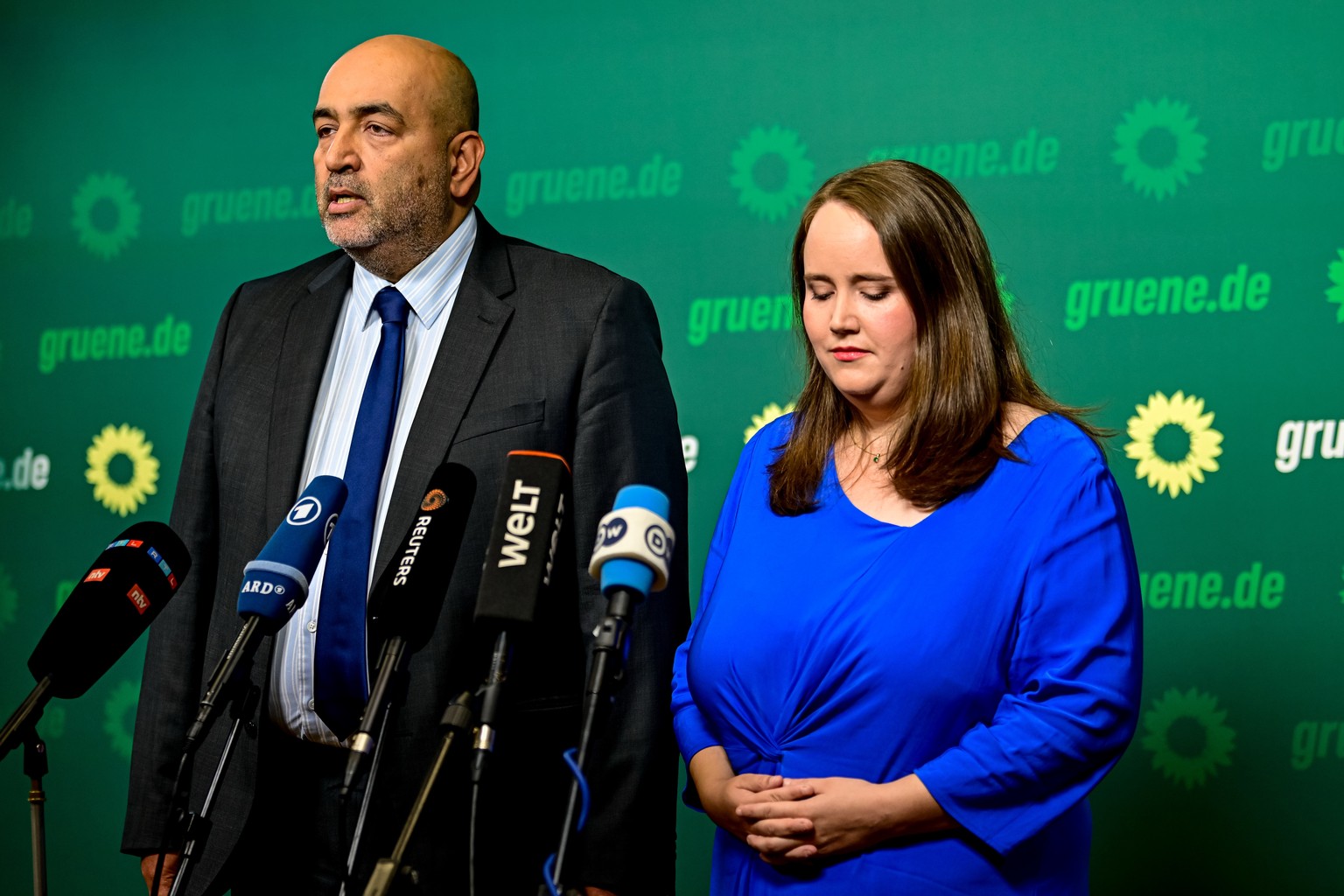 25.09.2024, Berlin: Gr�nen-Parteivorsitzenden Ricarda Lang (r) und Omid Nouripour sprechen bei einer Pressekonferenz in der Bundesgesch�ftsstelle B�ndnis 90/Die Gr�nen. Die Gr�nen-Spitze zieht nach de ...