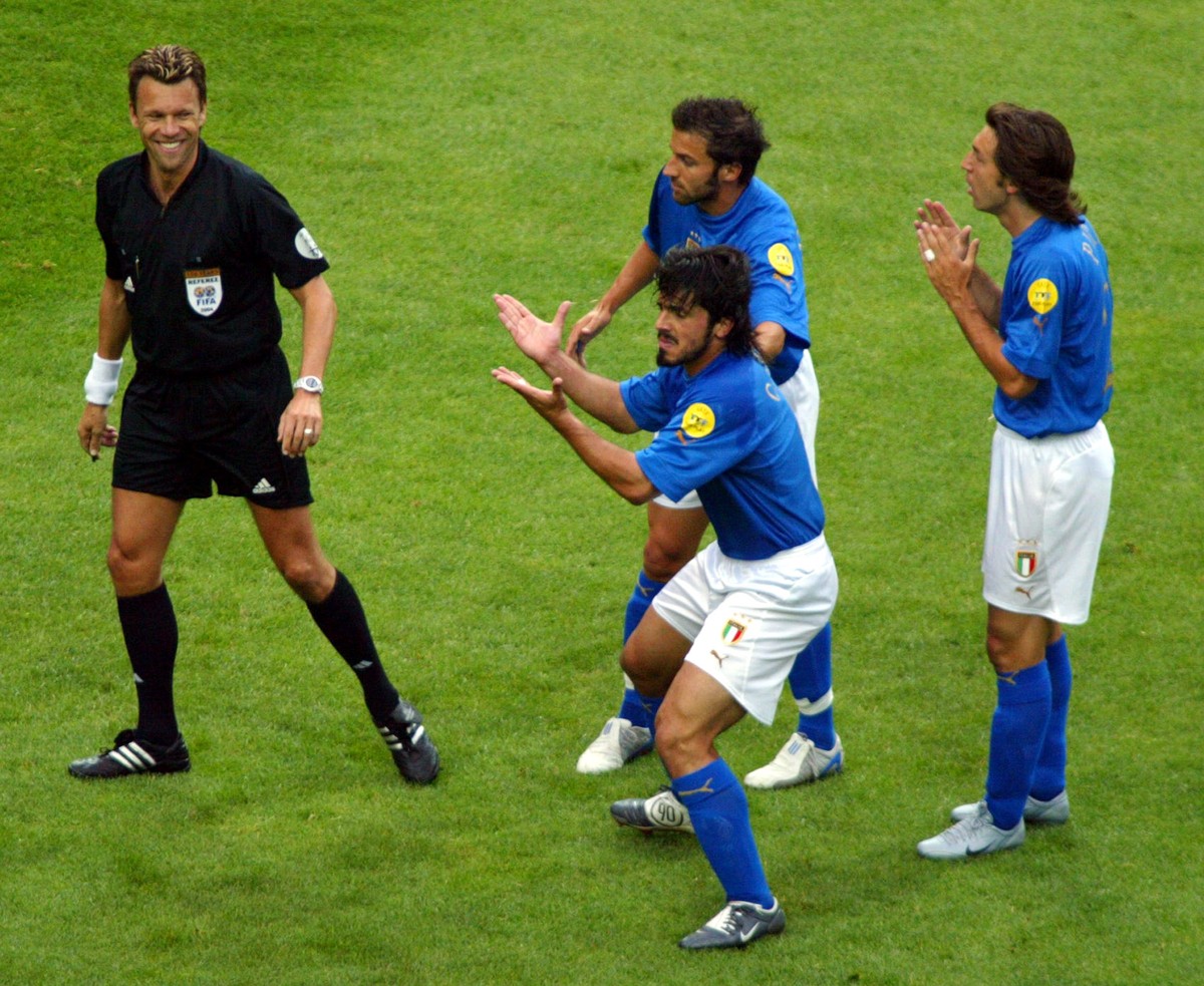 ARCHIV - ZU DEN BISHERIGEN TEILNAHMEN AN FUSSBALL-EUROPAMEISTERSCHAFTEN DER SCHWEIZER NATIONALMANNSCHAFT STELLEN WIR IHNEN FOLGENDES BILDMATERIAL ZUR VERFUEGUNG - italy's Gennaro gattuso, center, ...