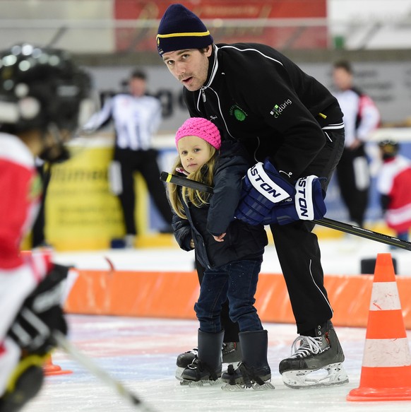 02.11.2014; Winterthur; Eishockey - Swiss Ice Hockey Day 2014;
Adrian Wichser mit Kinder. In der ganzen Schweiz fuehrt Swiss Ice Hockey den Hockey Day durch. (Andy Mueller/freshfocus)