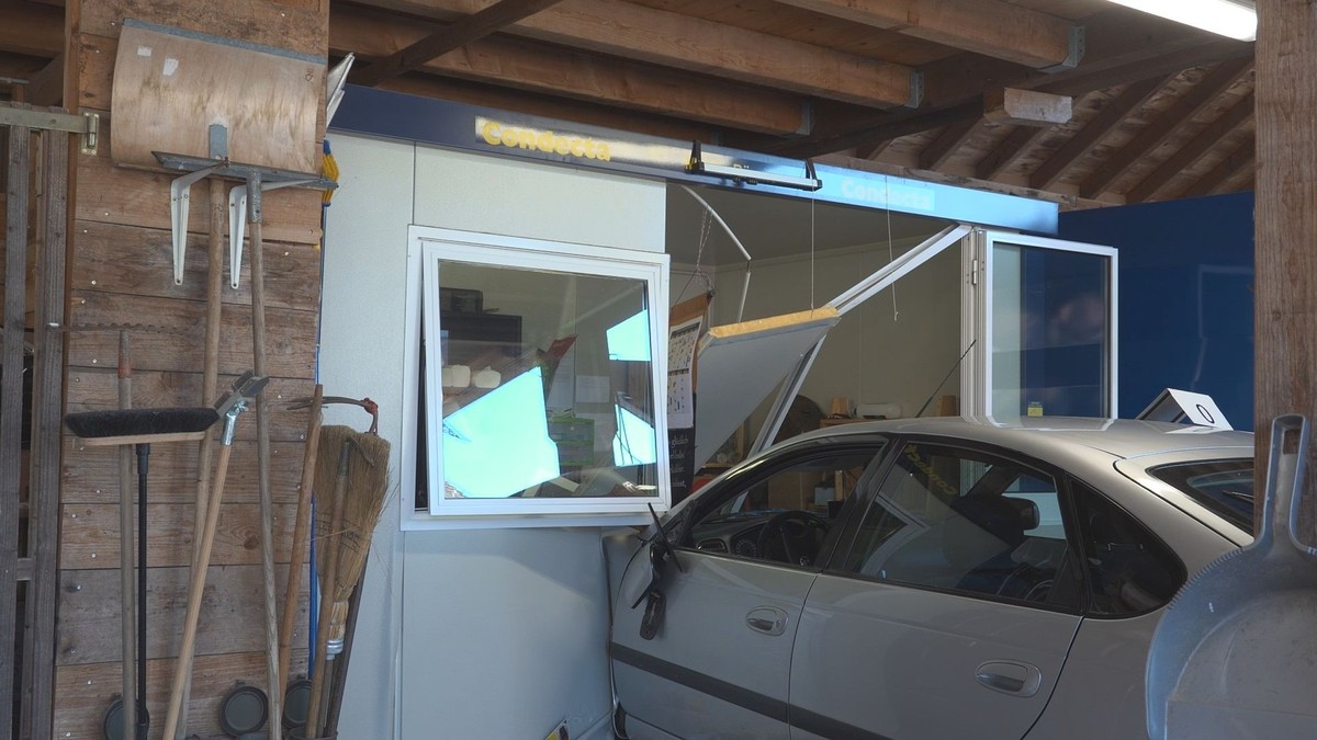 Ottikon (Gossau ZH): Autofahrer fährt in Bürocontainer – Frau schwer verletzt
