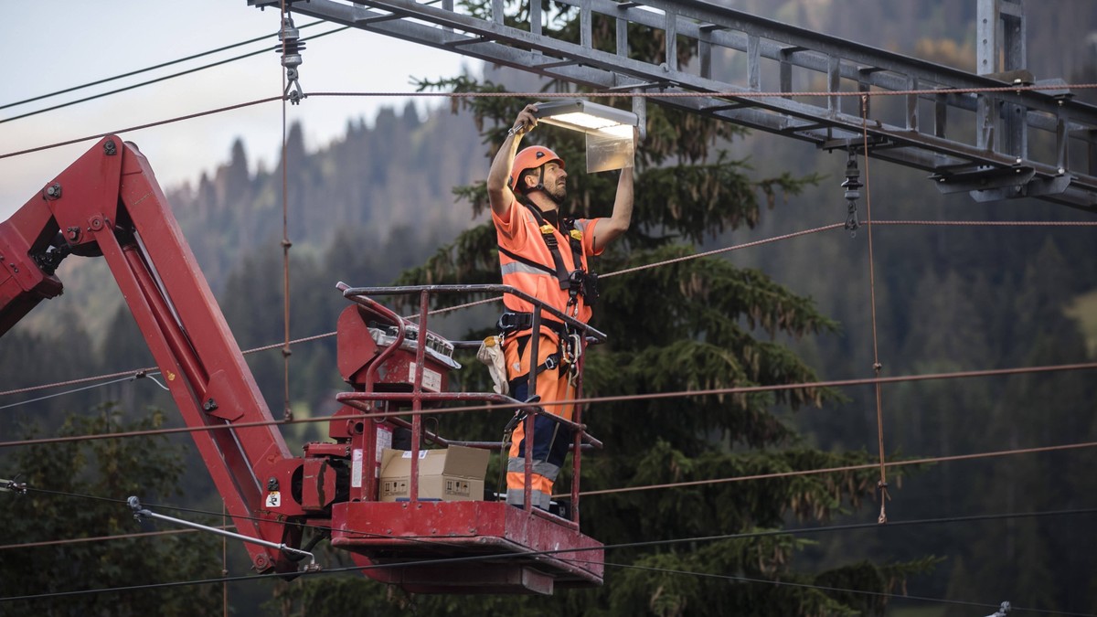 Saanen, Switzerland August 5, 2020 - An employee of the Swiss Federal Railways replaces a lighting in a railway station RAIL, MAINTENANCE, ILLUSTRATION, CFF, CHEMIN DE FER FEDERAUX, ECLAIRAGE PUBLIC,  ...