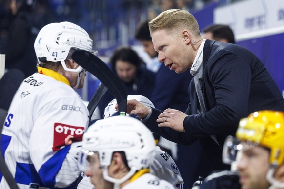 EV Zug Assistenztrainer Michael Liniger waehrend dem Eishockey-Meisterschaftsspiel der National League zwischen den Teams EHC Kloten und EV Zug am Freitag, 26. Januar 2024, in Kloten. (KEYSTONE/Patric ...