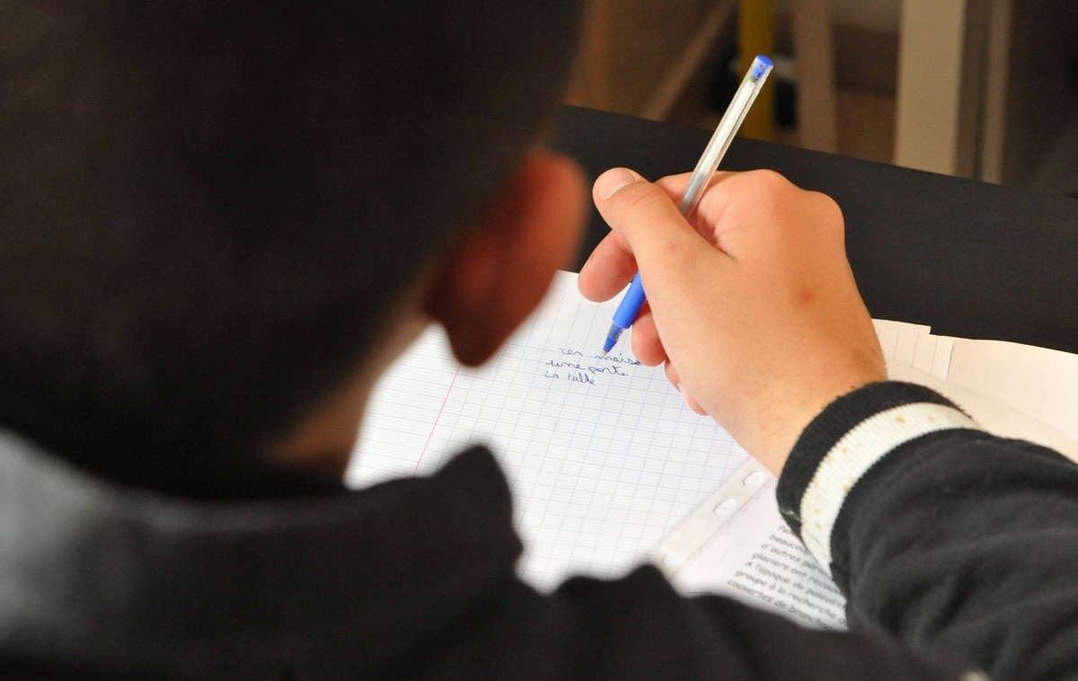 Illustrated image regarding illiteracy Illustrated image regarding illiteracy A young man seen from rear is writing on a notebook during a French lesson. The handwriting is faltering *** Local Caption ...
