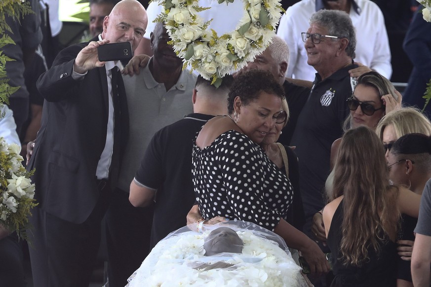 epa10386557 FIFA President Gianni Infantino (L) attends late soccer legend Edson Arantes do Nascimento &#039;Pele&#039; wake at the Vila Belmiro stadium in Santos, Brazil, 02 January 2023. Several Bra ...