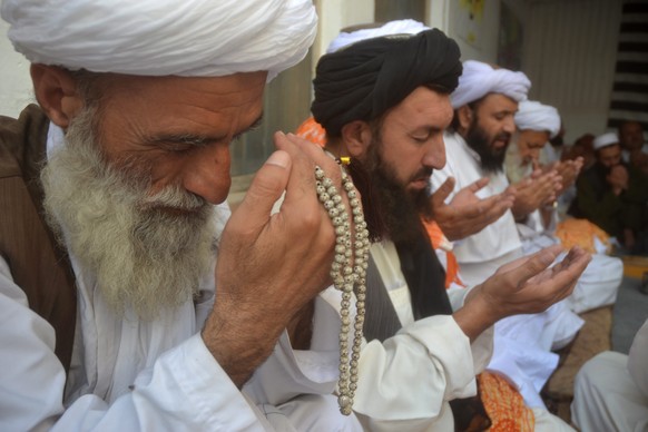 epa04868810 Supporters of Jamiat Nazariyati pray for late Taliban leader Mullah Muhammad Omar in Quetta, Pakistan, 01 August 2015. The Afghan Taliban on 30 July 2015 said that Mullah Omar, the group&# ...