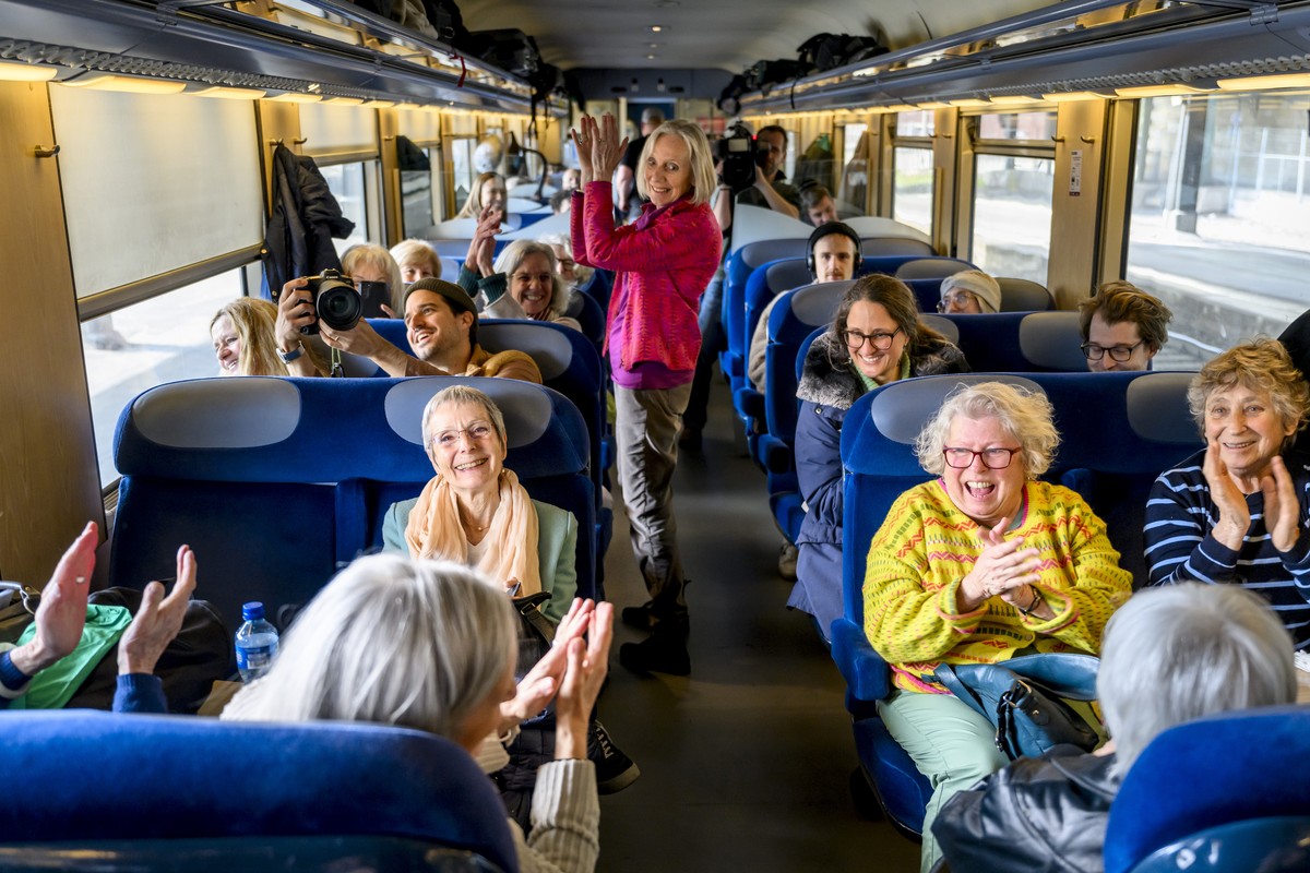 Anne Mahrer, (gauche, assise) co-presidente et Rosmarie Wydler-Waelti, centre, debout, co-presidente, des Ainees pour la protection du climat Suisse, prennent le train en direction de Strasbourg avec  ...